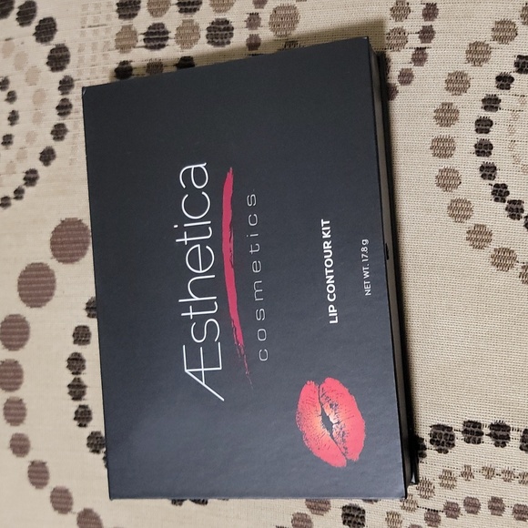 Aesthetica Cosmetics Lip Contour Kit Lip Palette - Picture 2 of 5